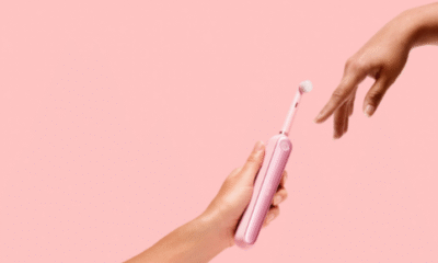 are electric toothbrushes better at removing food particles